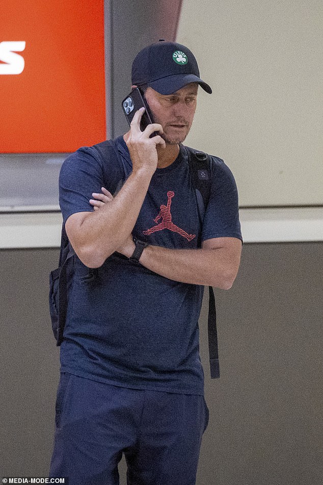 Bivši svijet br. 1 viđen je kako ima napet telefonski poziv dok je čekao na zahtjev za prtljagu