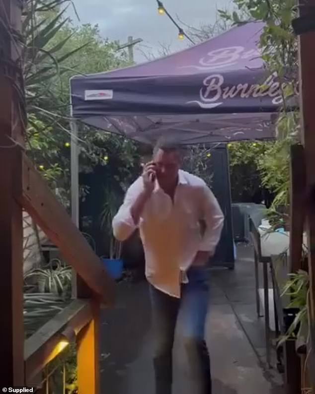 U srijedu je Footy Great Wayne priznao da je muškarac prikazan u virusnom videu u kojem je bio muškarac i žena koji su izlazili iz kupaonice u trendovskom baru Melbourne