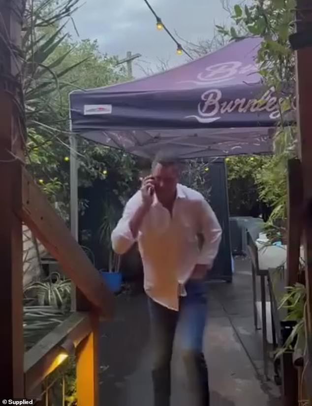 U srijedu je Footy Great Wayne (na slici) priznao da je on muškarac prikazan u virusnom videu koji je navodno predstavio muškarca i ženu iz kupaonice u trendovskom baru Melbourne