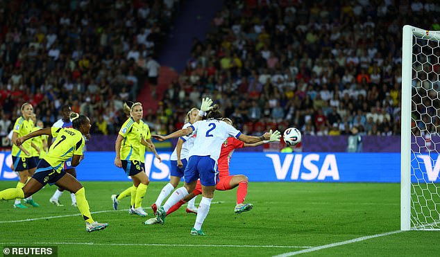 Engleska je prepolovila deficit kroz zaglavlje Rockpost Lucy Bronze nakon 79 minuta