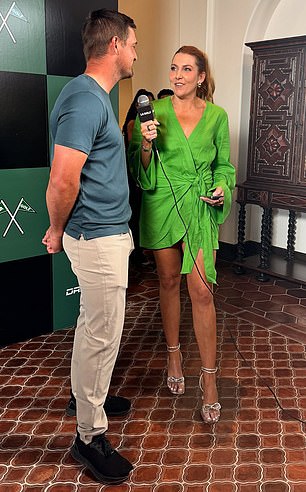 Također je intervjuirala Brysona DeChambeaua na nedavnom turniru