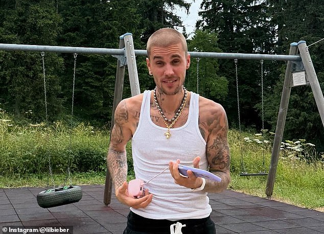 Izvor je nedavno rekao Peopleu da je Hailey 'bio Justinina strana za cijelo stvaranje albuma'
