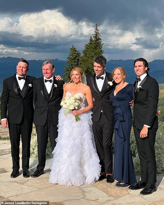 Leadbetterov otac, David (Drugi lijevo), legendarni je trener, a njezina mama Kelly (druga desna) bivša je igrač LPGA. Na slici je sa suprugom Billyjem (treća desna) i starijim braćom Andyjem (lijevo) i Jamesom (desno)