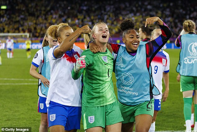 Engleska golman Hannah Hampton spasila je svoju stranu unatoč krvavom nosu u pucnjavi