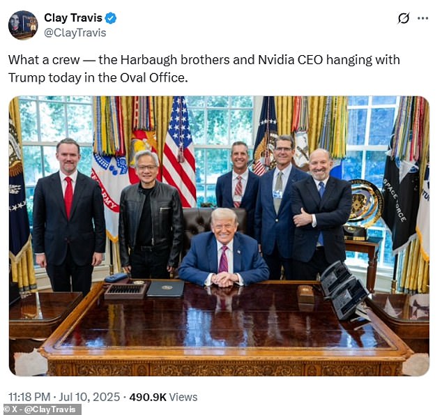 Clay Travis objavio je fotografiju na mreži na kojoj se prikazuje braća Harbaugh s Trumpom, izvršnim direktorom Nvidia Jensen Huang, američkim trgovinskim zastupnikom Jamieson Greer i tajnik trgovine Howard LUTNIC