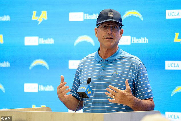 Jim Harbaugh obraća se novinarima na otvaranju kampa Chargers u El Segundo prošlog tjedna