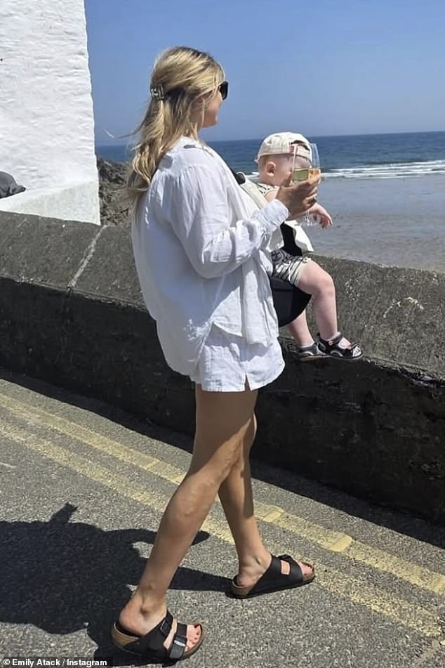 Emily rijetko komentira svoj privatni život, ali sada je priznala da se osjeća kao da je 'osvojila lutriju' s malim i dodala da nije mogla proći kroz 'tešku snagu' s bilo kime, osim partnera