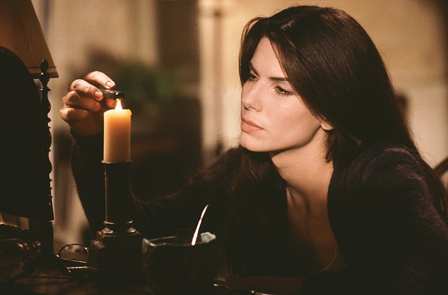 U originalnoj filmskoj adaptaciji iz 1998. godine, dvije sestre iskorištavaju svoje moći da se bore protiv prokletstva koje ubijaju muškarce u koje se zaljubljuju. Pojedinosti o zapletu za drugi film još nisu otkriveni, ali rana izvješća kažu da će se priča temeljiti na kasnijoj rate u autorovoj seriji praktične magične knjige