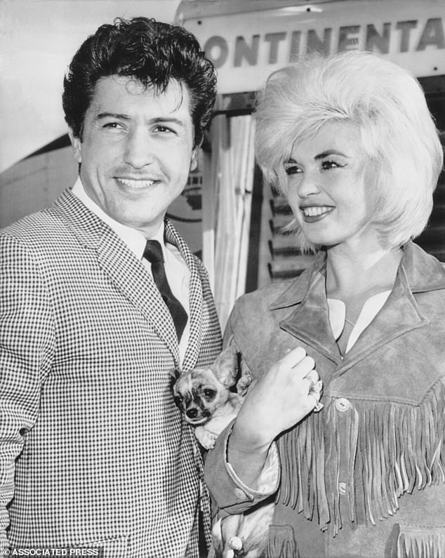 Mariska mama, 60-ih Bombshell Jayne Mansfield, imala je višemjesečnu vezu s pjevačem prije nego što se uskladila s otuđenim suprugom Mickeyjem Hargitayom; Na slici 1963
