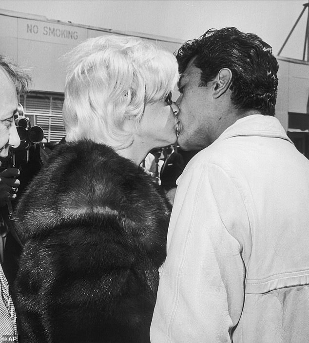 Mansfield i Sardelli vidjeli su kako dijele poljubac na međunarodnoj zračnoj luci San Francisco u svibnju 1963