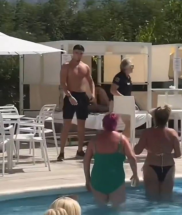 Harratt je snimljen bacajući stolicu u smjeru žene u odmaralištu Ibiza prošlog mjeseca