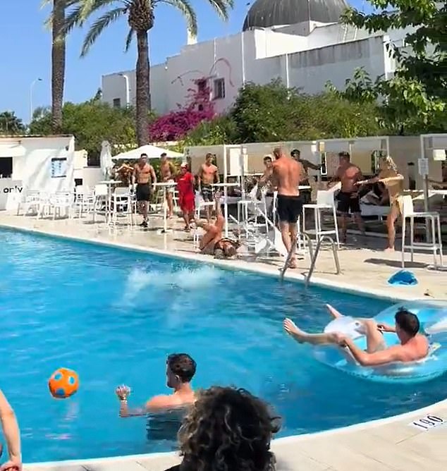 Snimke su se u početku pojavile svađe tijekom vikenda bez da se Harratta ne identificira