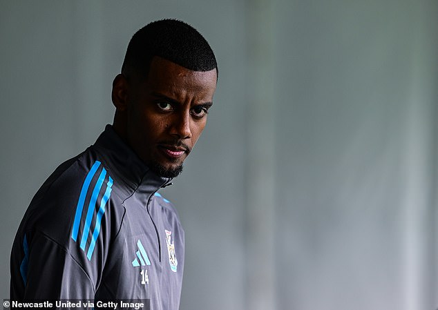 Dolazi nakon što Aleksandar Isak nije bio uključen u momčad Newcastlea zbog prijateljskog subote protiv Celtica, a Liverpool je pristupio za njega