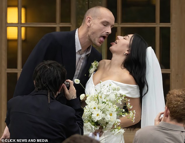 Ljubavne ptice nisu mogle sadržavati njihovo uzbuđenje dok su se spakirali na PDA nakon što su rekli da radim