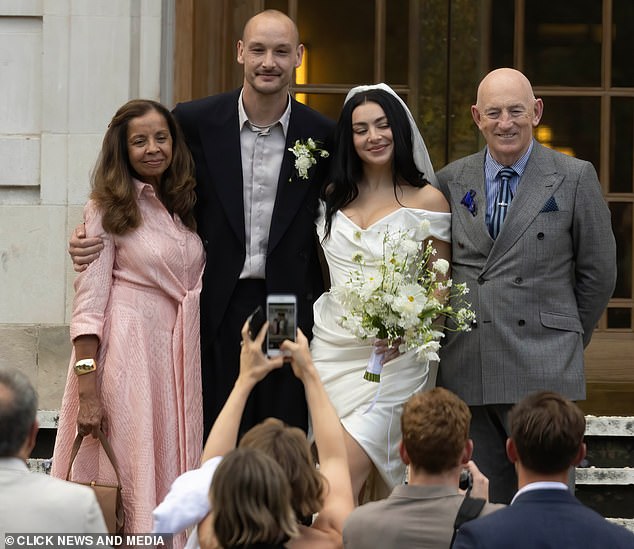 Charli i George pozirali su za Sweet Snaps s ponosnim roditeljima pjevačice Jon i Sramoera Aitchison