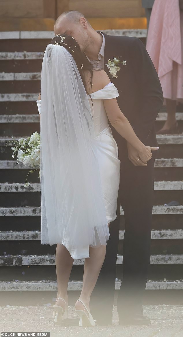 Mladenci nisu mogli držati ruke jedni od drugih