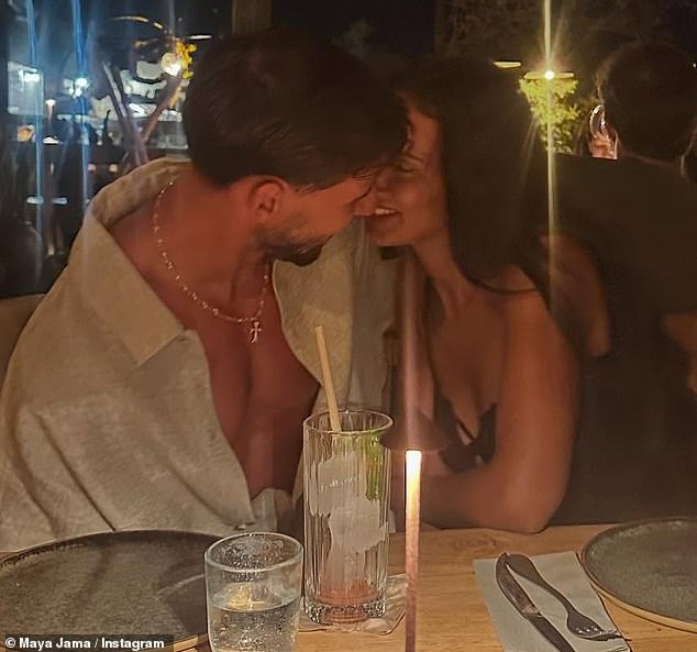 Voditelj Love Islanda, 30 godina, odveo se na svoj Instagram s pucketanjem svog voljenog putovanja sa zvijezdom Manchester Cityja, 27, dok su prelivali svoje Tans prije nego što su uživali u romantičnom obroku