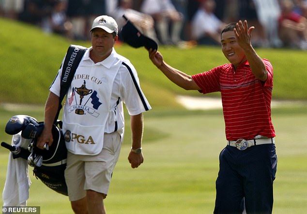 Larson je nekada bio Caddy za Anthonyja Kim (desno), prvi put je stigao u Veliku Britaniju 2008. godine