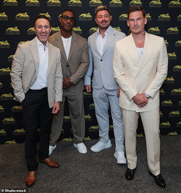 Plave zvijezde Antony Costa, Simon Webbe, Duncan James i Lee Ryan svi su izgledali dapper u svojim šarenim odijelima dok su prisustvovali ljetnoj zabavi Paul Strank