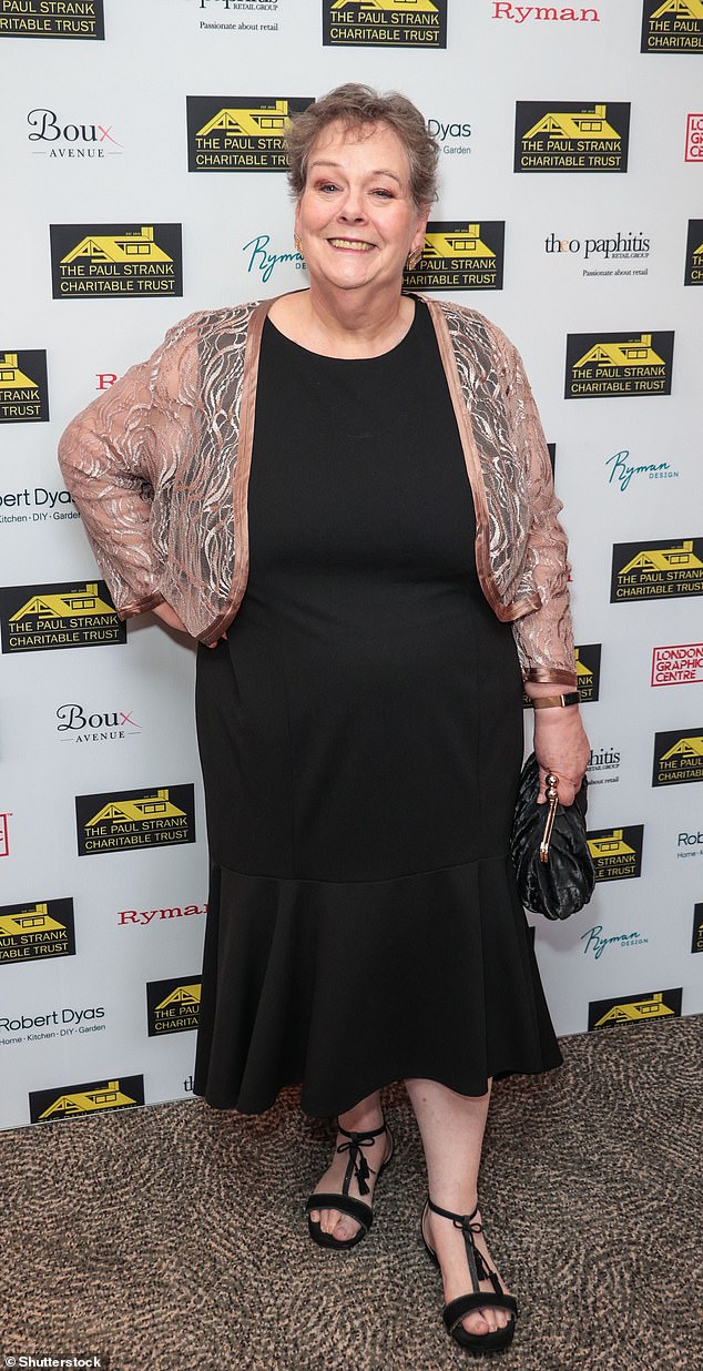 Bivša sam Celeb zvijezda i ITV Chaser, Anna Hegerty izgledala je u velikom raspoloženju dok je zavijala za kameru noseći crnu haljinu i kardigan u boji lososa, koji je sadržavao uzorak vrtloga
