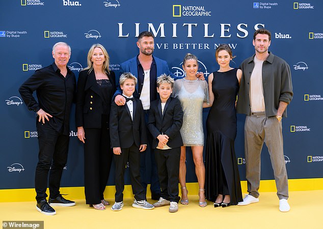 Par (Centar) se u četvrtak ponovno ujedinio u Londonu na premijeri Chrisove nove serije National Geographic, Limitless: Live Better Now, s blizancima, Tristan i Sasha, 11 (na slici prednje strane)