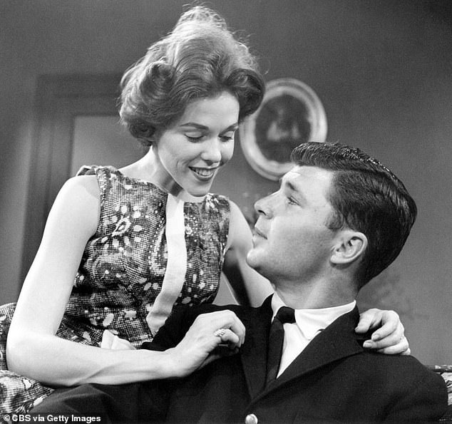 Osvojila je srca obožavatelja kao krajolik žvakanja 'Bad Girl' Lisa Grimaldi, koja je prikazana sa svojim prvim suprugom Bobom Hughesom (Don Hastings) 1962