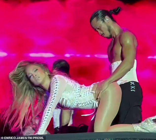 24 sata ranije JLO šokirana svojim performansama s X ocjenom koja je vidjela kako simuliraju pozicije seksa na pozornici na Cook Music Festu u Tenerifeu
