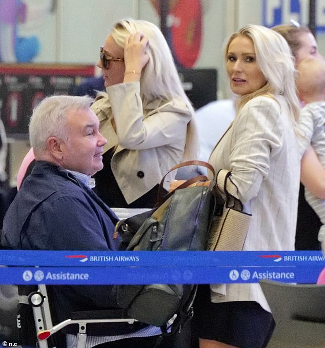 Eamonn, koji zbog stalnih problema s leđima koristi motoriziranu invalidska kolica, presjekao je uzročnu figuru u košulji s prugama i tamnim hlačama dok je stigao u zračnu luku