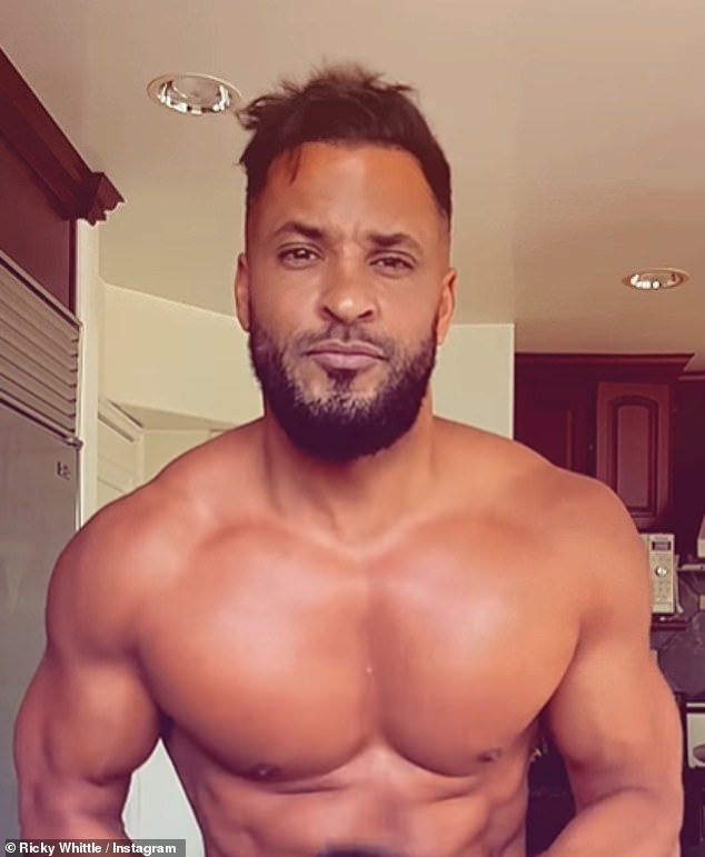 Dolazi nakon što je kolega Hollyoaks glumac Ricky Whittle nedavno pogodio naslove nakon što se navodno vratio u London i prijavio se na Celebrity Dating App Raya