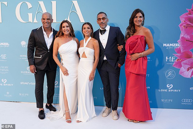 majka jedne blistala tijekom dobrotvorne večeri; Picturn LR Amaury Nolasco, Maria Bravo, Eva, Zazou Belounis i Lorena Bernal
