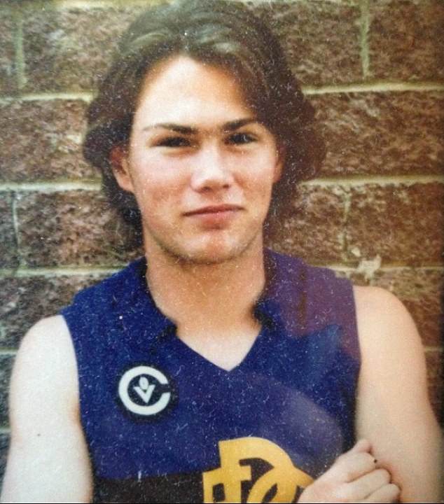 Dangerfield-ov ujak Tim (na slici) bio je vožnja pića kad je drugi automobil upao crveno svjetlo i udario u njegovo vozilo