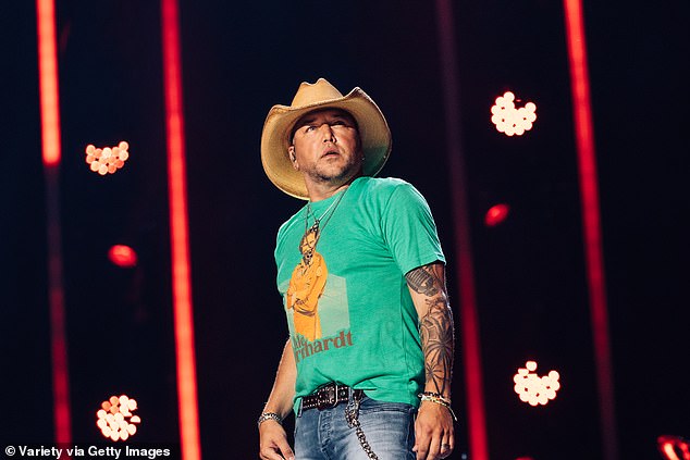 Aldean se vjenčao s Jessicom Ussery kad je viđen u rujnu 2012. godine kako se ljubi sada supruga Brittany Kerr, jednokratna navijačica za Charlotte Bobcats koji je na audiciji za American Idol