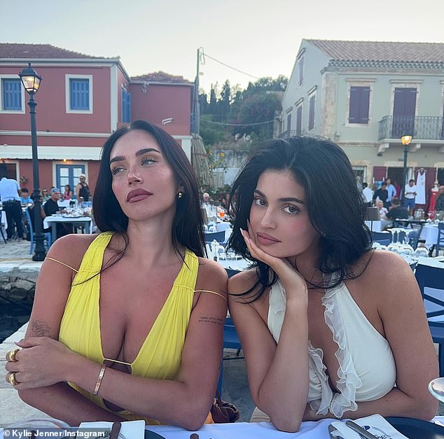 Kardashiansova producent-zvijezda-navršila je 28 godina sljedećeg mjeseca-također je podijelila snimke sebe i BFF Anastasia Karanikolaou (l) jela lukom dok je pokroviteljska jela 53-godišnjaka smještena na ISLE ISLE KEFALONIA