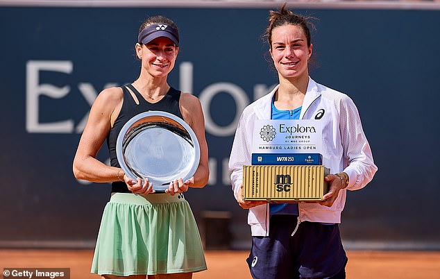 U međuvremenu, njenom protivniku - Anna Bondar - uručena je mnogo konvencionalnija srebrna ploča