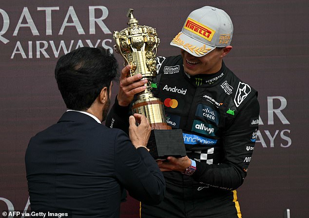 Lando Norris uručen je trofej napravljen od Lega nakon što je osvojio ovogodišnju britansku Grand Prix