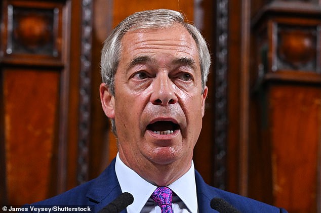 Vođa reforme Nigel Farage radovao se odluci, označavajući koljeno 