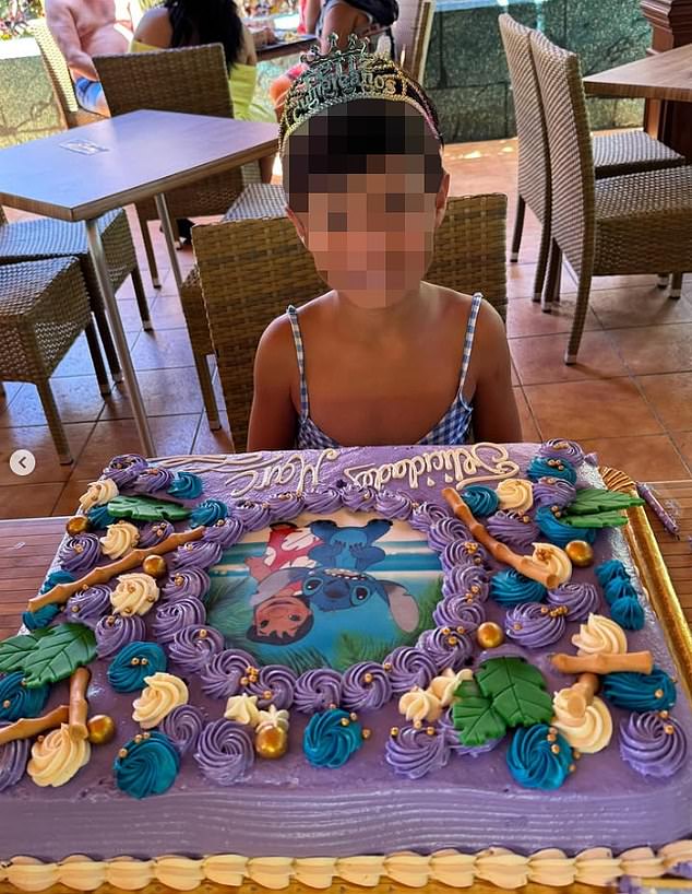 Marc je izgledao presretno dok je svoj veliki dan slavio kolačem 