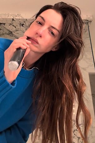 U ponedjeljak, 21. srpnja, Anne Hathaway poslala je Internet u bijes s kratkim, ali nepogrešivim videozapisom Tiktoka, zadirkivajući svoj povratak u svijet magazina piste