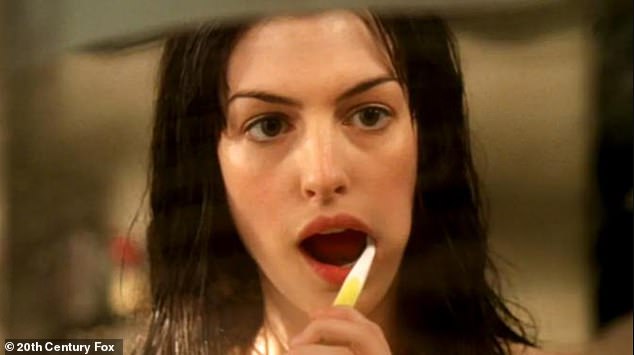 U videu se Hathaway vidi kako se žurno sprema, ovaj put četkajući zube električnom četkicom za zube, modernom nadogradnjom iz Andyjevog ručnog priručnika u originalnom sceni za razgovor o originalnom filmu; Gledano 2006