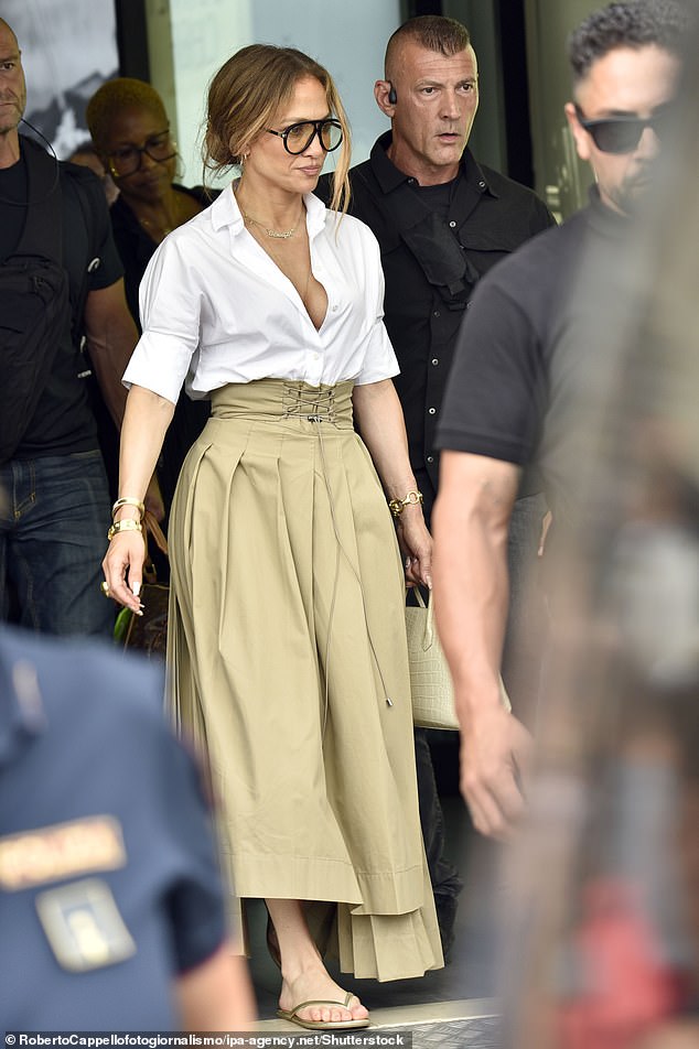 Pop ikona se još jednom pokazala njezinom besprijekornom smislu za modu u minimalnom, ali elegantnom ansamblu, ali držala ju je ugodno u paru zlatnih flip flops