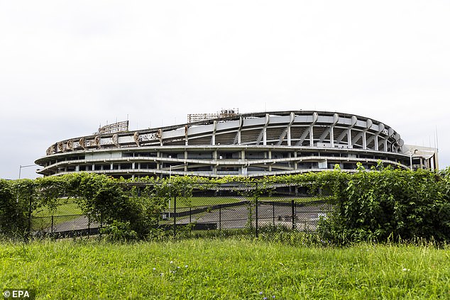 Trump je zaprijetio da će odbiti sredstva za tim za izgradnju novog stadiona na mjestu starog stadiona RFK u gradskim ograničenjima DC -a ako se franšiza odbila vratiti na zvane 'Redskins'