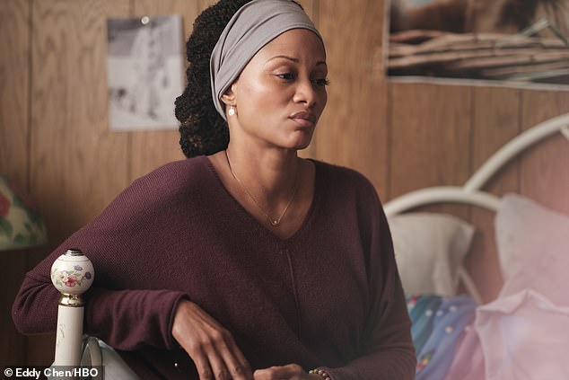 King, 46, igrao je ulogu Leslie Bennett - majke Rue Bennett (Zendaya) i Gia Bennett (Storm Reid) u 14 epizoda serije HBO tijekom prve dvije sezone