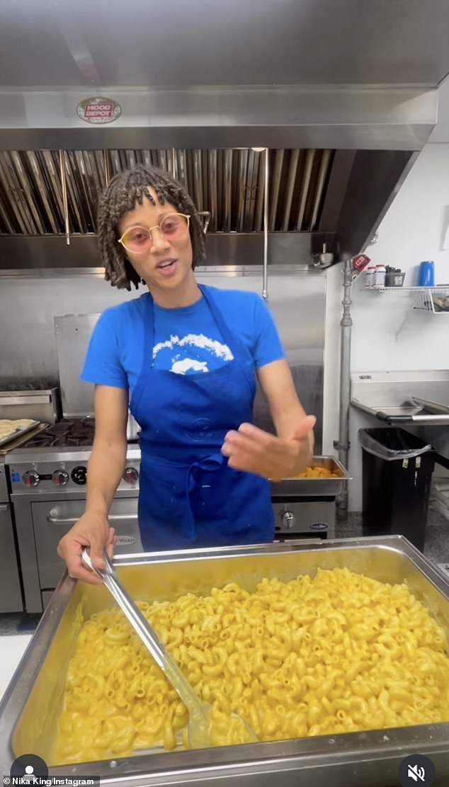 Strip-glumica obavlja niz različitih poslova za veganski restoran