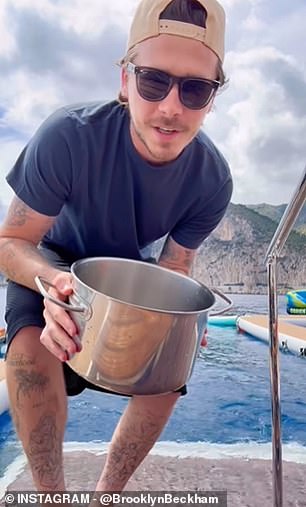 To dolazi samo nekoliko dana nakon što je Brooklyn ostavio navijače odvratio dok je u ponedjeljak dijelio video za kuhanjem jela od tjestenine koristeći vodu iz oceana na Instagramu