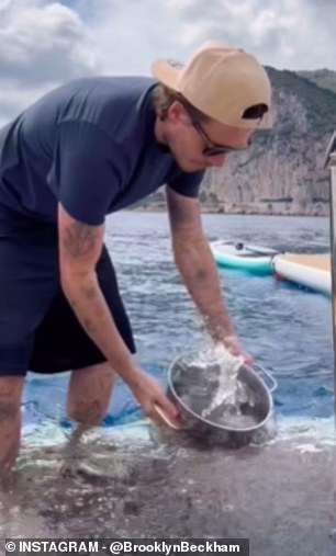 Započeo je uranjanjem tave za umak u more kako bi napunio svoj lonac s luksuzne jahte, prije nego što je sjekao rajčice i dodao ih u uljenu tavu