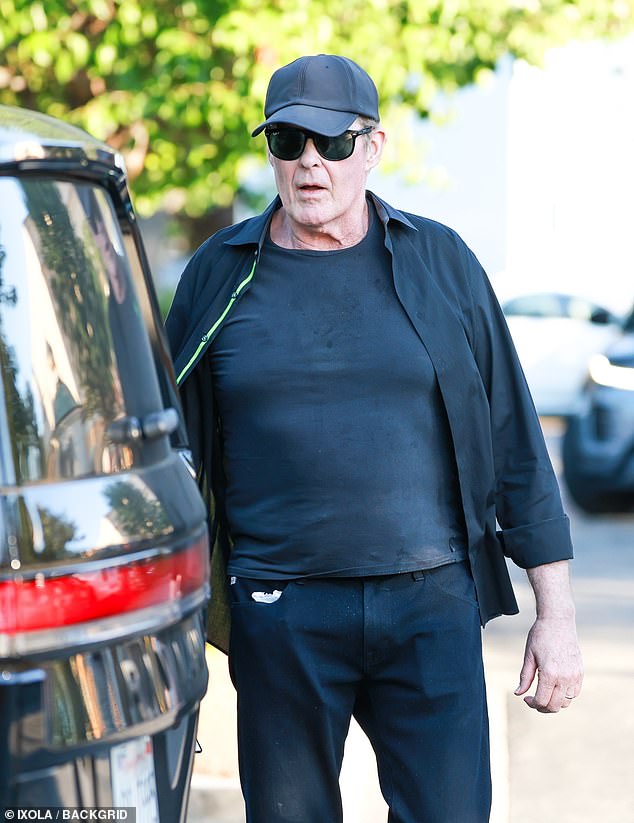 David, 73, držao ga je ležerno u crnoj majici, jakni i hlačama