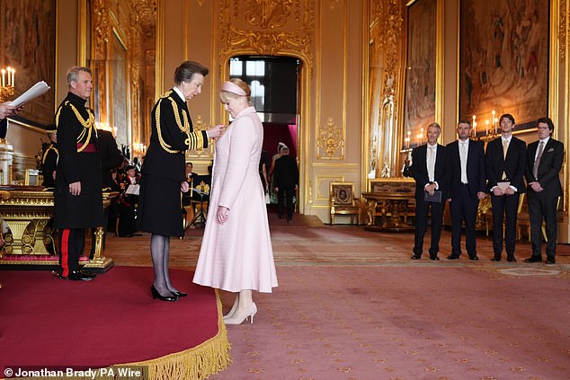 Članovi obitelji promatrali su kako je princeza Anne u utorak prikvačila medalju do Lancashire -ovog repa