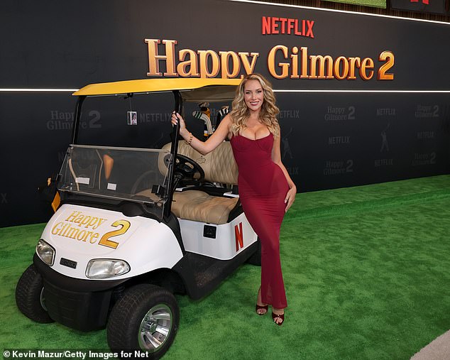 Spiranac pozira uz golf kolica dok je slavila svoj debi u Hollywoodu u New Yorku