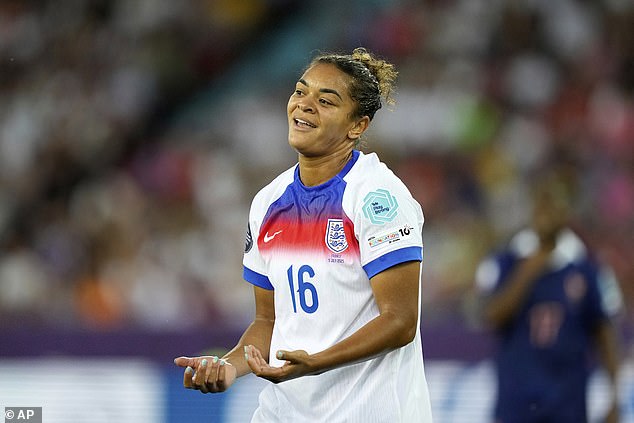 Engleska je ukinula koljeno prije utakmica nakon što je Jess Carter rasno zlostavljana