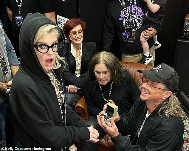 Ozzy je podržao rock legende, njegova supruga Sharon i svjedočila je zaruke njegove kćeri Kelly